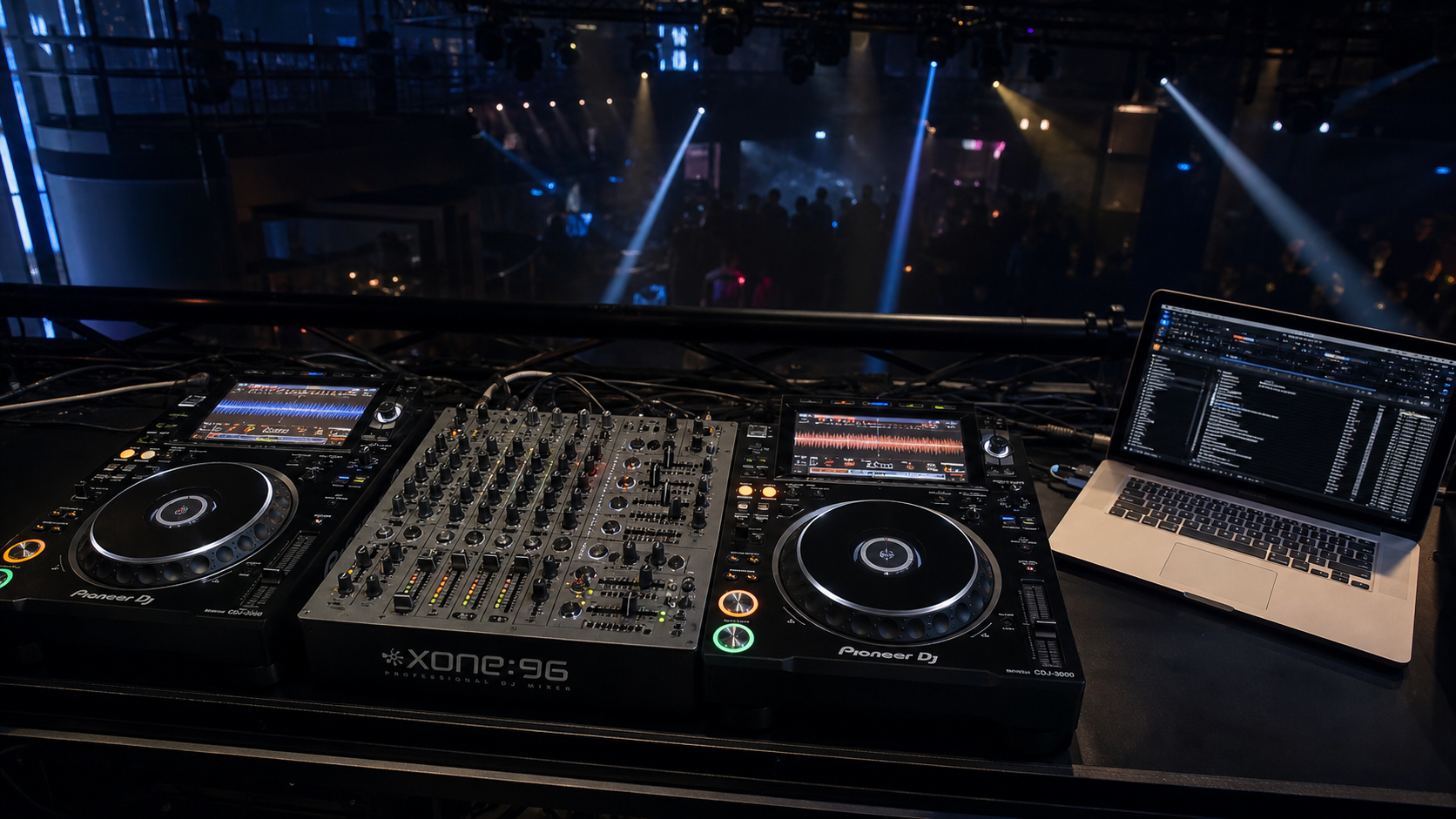 La Sphere im Club mit Publikum, CDJs und Xone:96